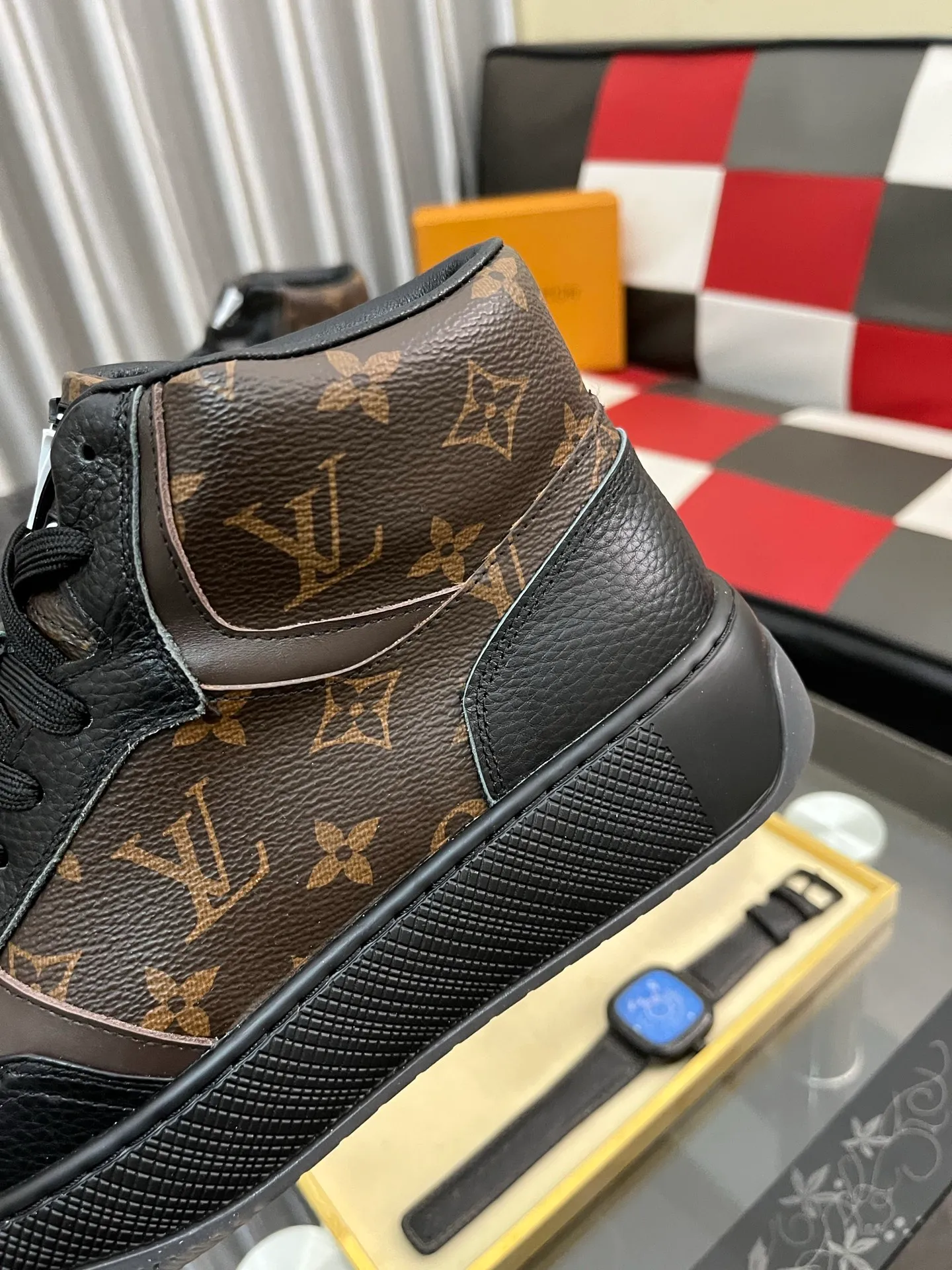 Ex-factory price: 438⌚️⌚️[LOUIS VUITTON] Same style as Louis Vuitton* official website 🚹Men's high-top casual shoes❤️Same style as popular celebrities and big names ~ Best-selling at home and abroad Lv focuses on the checkerboard series...Imported first-layer cowhide with special fabric ➕Full cotton, code number: 38-443️⃣Colors available